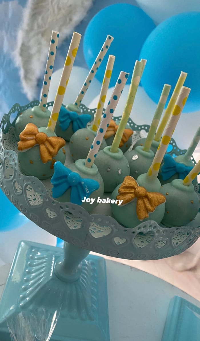 كيك بوبس بيبي شاور — من Joy Bakery