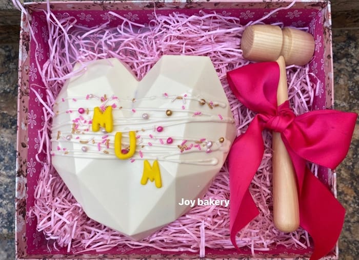 تورت قلب عيد الأم — من Joy Bakery