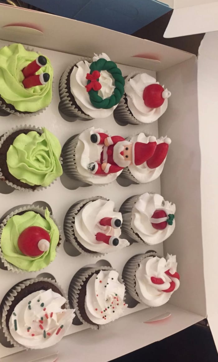 كب كيك كريسماس — من Joy Bakery